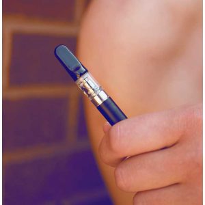 CCell TH2 Oil Cartridge black cramic in hand