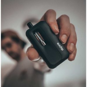 Ispire-DZD-900-oil-cartridge-battery-lifestyle-photo-in-hand