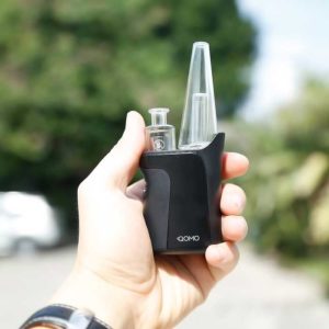 XMax Qomo mini wax rig in mans hand