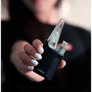 Xmax Qomo vape in hand