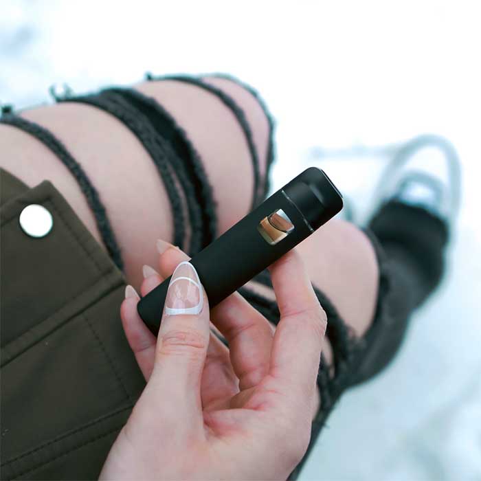 Releafy Slice AIO vape pen Lifestyle